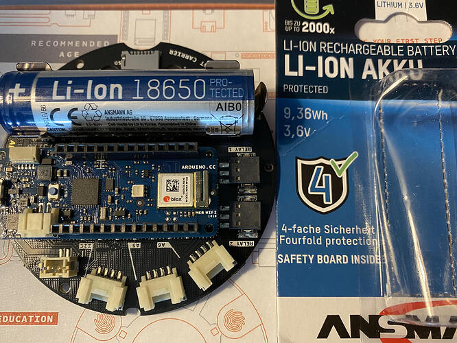 Arduino　MKR IoT キャリア Arduino MKR IoT Carrier Rev2 | Smart IoT Projects