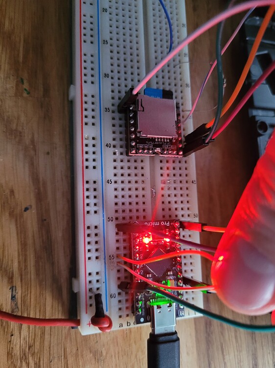 Je souhaite un code Arduino Mini PRo pour commander 3 pistes audio ...