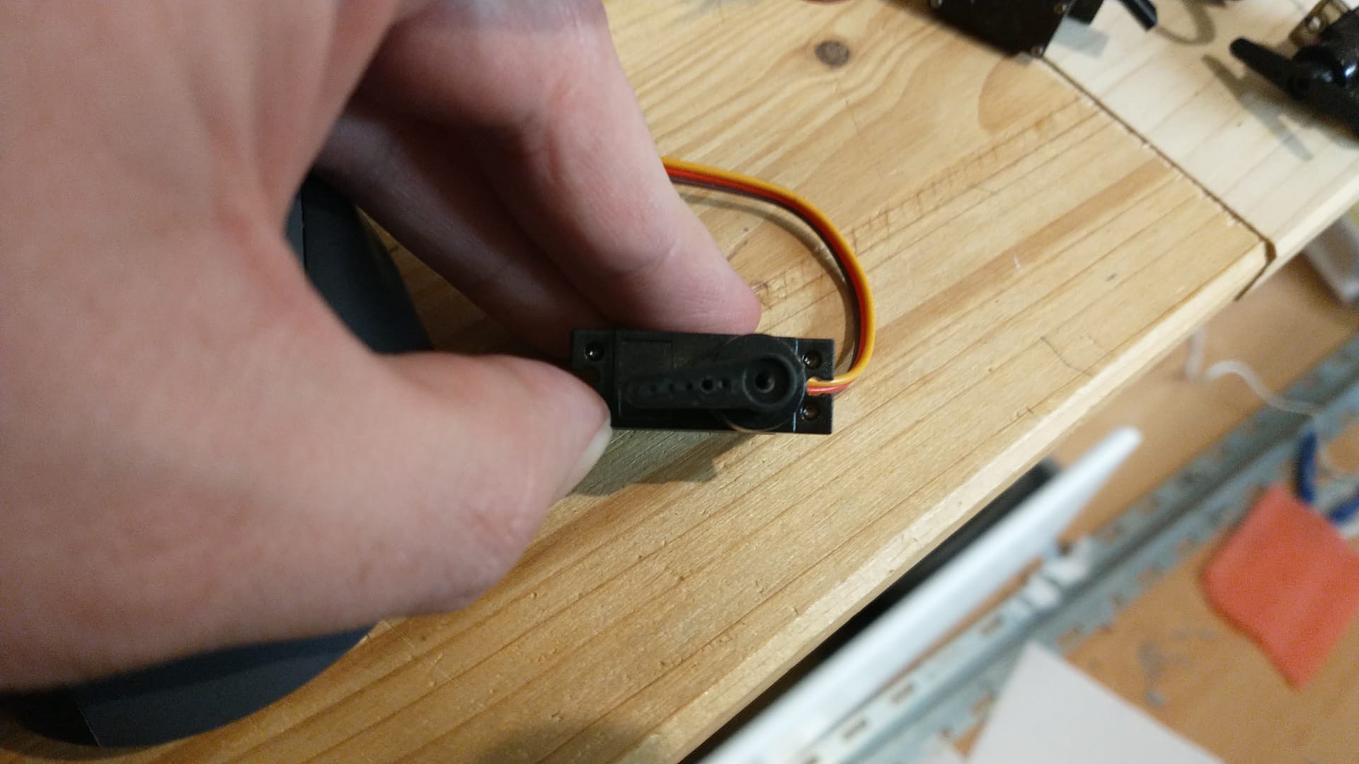 servo.writeMicroseconds() does not seem to yield correct results