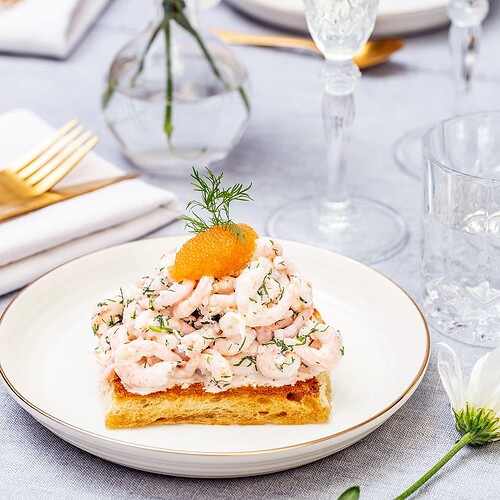 Toast-Skagen2-med-lojrom-pa-grillat-surdegsbrod-foto-Nurlan-Emir-Mathem