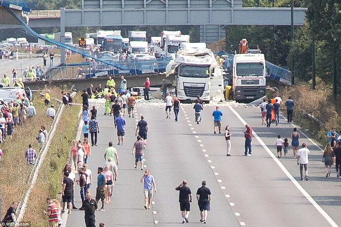 37A016D100000578-3761261-Pictured_Motorists_leave_their_cars_to_inspect_the_destruction_a-a-54_1472302178144.jpg