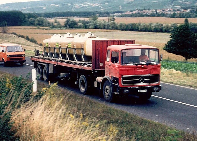 mercedes rouge et citerne bis.jpg