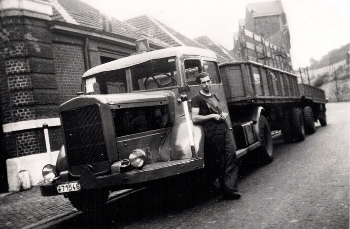 no 3 ca 1950 totaal lengte 23 mtr. chauffeur Marce.jpg