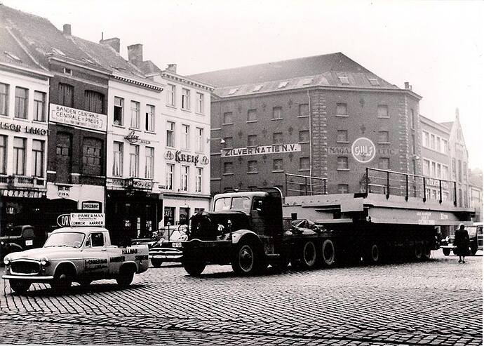 1950 zwaartransport met voorop een Commer..jpg