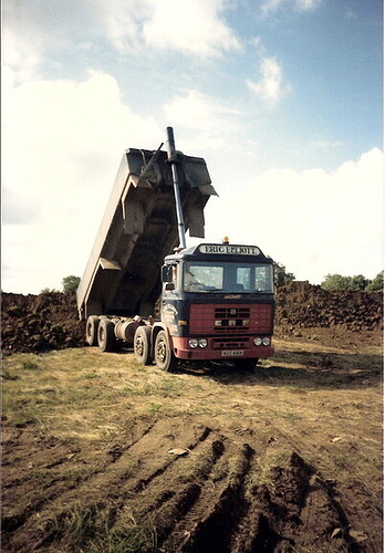 VUT 491X (Tipping top soil).jpg