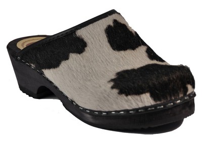 sabots-cuir-de-vache-noire.jpg