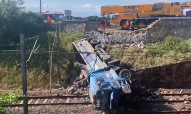 Lorry_On_Railway_Line.jpg