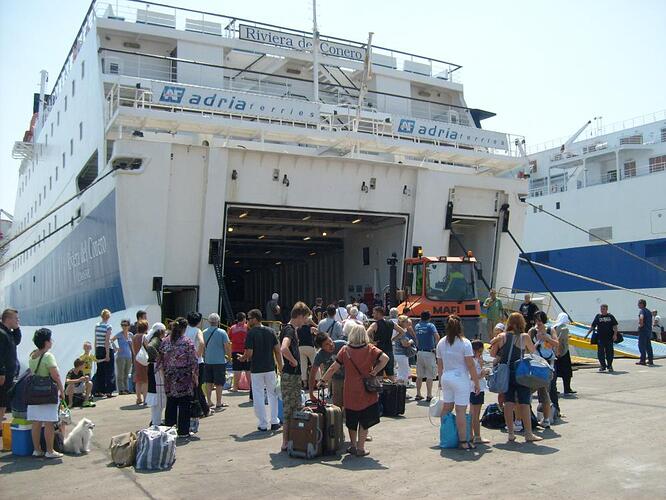 Chaos in de haven van Dures.jpg