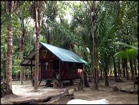 hutje langs de kant v d weg richting Atjoni.jpg