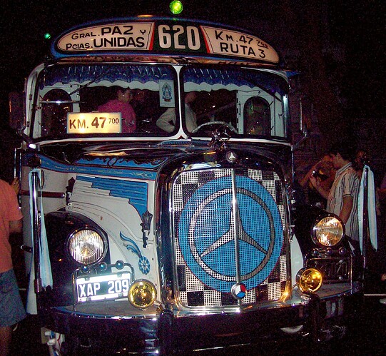 Colectivo_Mercedes_Benz_1970_LO-911_delantera
